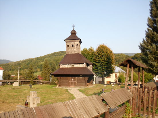 Das Land der Holzkirchen. Hier in Ulic'ke Krive. Man muß sie nur finden, denn sie stehen in kleinen Dörfern abseits der Straßen oder eben in weiteren Sackgassen.