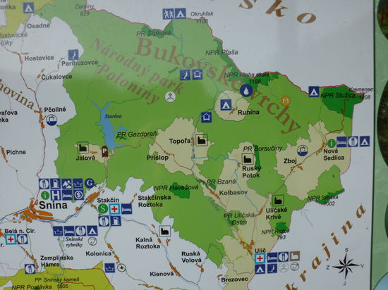 Ein echter Naturpark, der naturgetreu "erschlossen" ist für den Tourismus. Hier wandert man, zeltet oder nächtigt in einfachsten Unterkünften. Und da muß man wissen, wo man die findet und wann die geöffnet sind.