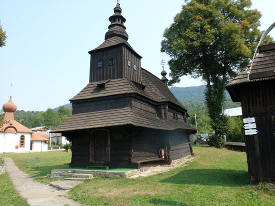 Am nächsten Tag geht es auf Entdeckungsfahrt zu den Holzkirchen, hier die Kirche in Rusky Potok. Auf deutsch: russinische Quelle. Hier siedelten zuerst die Russinen, eine russisch sprechende Minderheit, deren Sprache heute noch gepflegt wird. Aber das Ortsschild in kyrillischer Schift, das im Jahr 2000 hier noch stand, gibt es nicht mehr