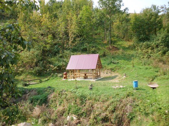 Der Picknickplatz in Rusky Potok. Trinkwasser gibts aus dem Bach, daneben kann man zelten - zum Nulltarif!