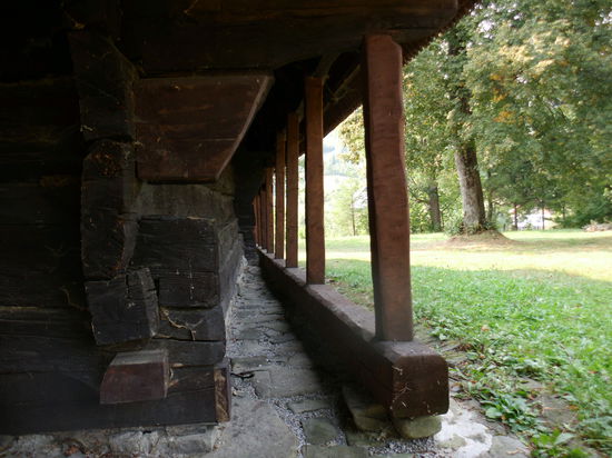 Solide Handwerksarbeit aus dicken Holzbohlen. Der Umgang mit den Stützen scheint aber eine Restaurationsmaßnahme zu sein.