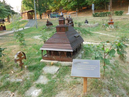 Leider nur auf slowakisch ist angeschrieben, wo die Kirche stand oder steht, wann sie errichtet, wann restauriert wurde und welche Kostbarkeiten sie in ihrem Inneren aufweist.