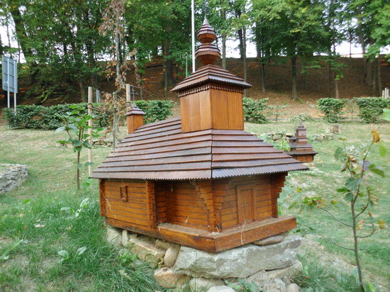 Zur Innenbesichtigung müßte man telefonisch vorab einen Termin vereinbaren, sicher weiß der jeweilige Küster auch eine Menge zu erklären, nur versteht man es nicht, wenn man die Sprache nicht kann.