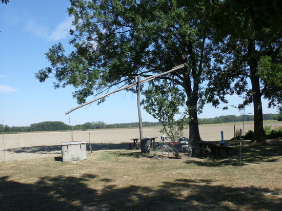 Ein "echt ungarischer" Rastplatz lädt zu einer wohlverdienten Rast ein. Leider ist der Ziehbrunnen nur Dekoration, mein Trinkwasser muß ich aus der Flasche ziehen.