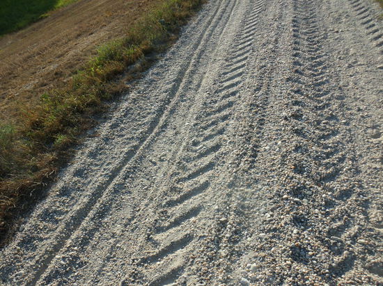 Wie schafft man es, in diesem losen Kies noch geradeaus zu fahren?