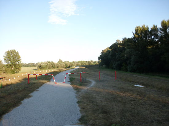  Der Donauradweg auf slowakischer Seite ist anfangs asphaltiert, aber selbst Kiesstrecken lassen sich zügig befahren.
Nur: Unterkünfte gibt es hier nicht, weil der Weg stets an allen Dörfern weit vorbeiführt.