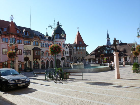 Der Europaplatz in Komarom. Ein künstlich geschaffener Platz, der aus jedem Land Europas ein typisches Bauwerk enthalten soll. Vom Investor wohl als Marketingidee erdacht, oder weils Zuschüsse gab - ein Zentrum ist bis heute nicht daraus geworden !