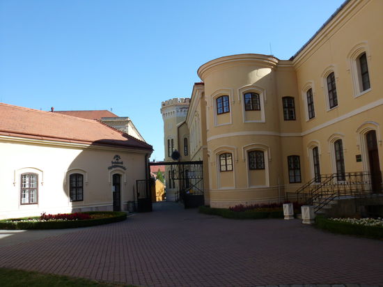 Die historischen Teile dagegen können sich sehen lassen, vom Feinsten restauriert und mit herrlichen Blumenrabatten umsäumt