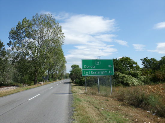 Wieder geht es auf die ungarische Seite. Der Fernradweg führt leider nur auf einer viel befahrenen Straße entlang, allerdings auf kürzestem Wege.