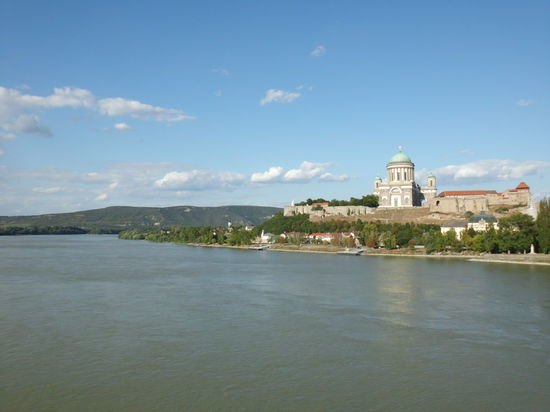 Blick von der Donaubrücke auf Kloster Estergom