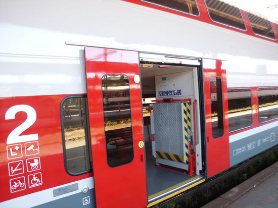 Erstaunt bin ich über den modernen Bahnwagen mit allen Einrichtungen auch für Behinderte.