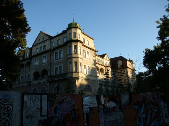 Schamhaft hinter einem Bauzaun versteckt: das einstige Hotel Slovan, wo die reichen Ungarn logierten, heute eine denkmalgeschützte Ruine im Verfall