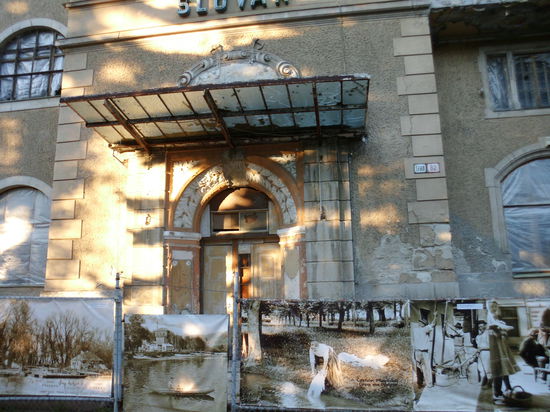 Der Bauzaun gibt mehr Aufschluß über das Dahinter: Bilder alter Ansichtskarten aus der k.u.k Zeit im mondänen Kurbad Piestany