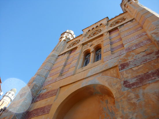 Auf der rechten Seite fällt mir bei der Durchfahrt ein etwas eigentümlicher Tempel ins Auge.