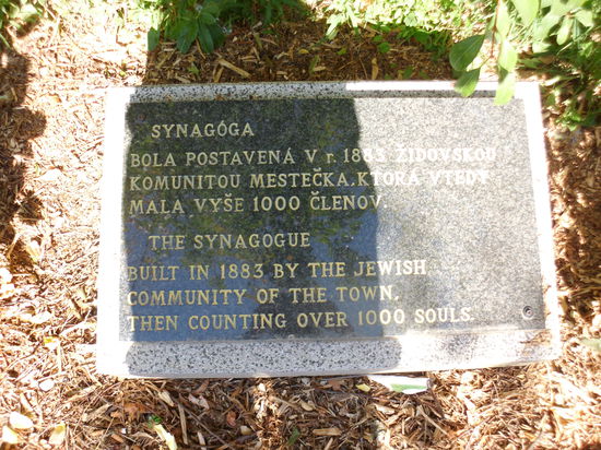 Also eine Synagoge ist das, heute rundum zugemauert und nicht zugänglich. Auch die Erläuterungen auf der Tafel eher dürftig....