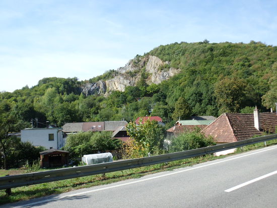 Straßen mit wenig Verkehr und Dörfer, die sich am Berghang verstecken