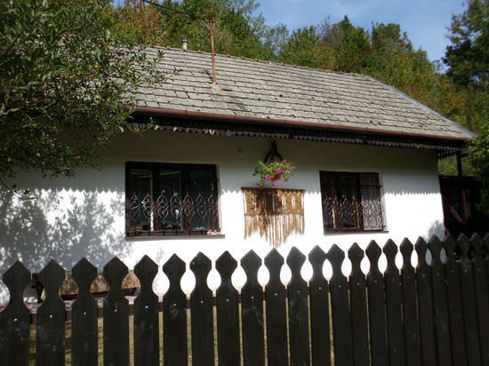 Anheimelnde Volkskunst an Privathäusern, die noch nicht touristisch vermarktet werden