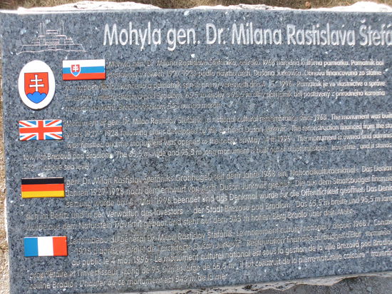 Zu einem Denkmal hoch auf einem Berg in der Nähe führen viele Wegweiser. Den Abstecher gönne ich mir allein aus Neugier