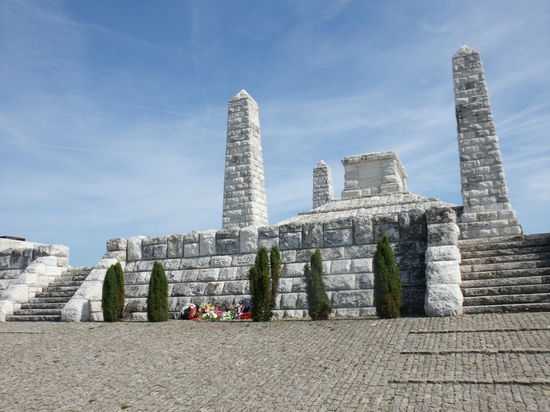 So ein Monument zu errichten, war ja wohl einiges an Aufwand. aber aus welchem Anlaß ?