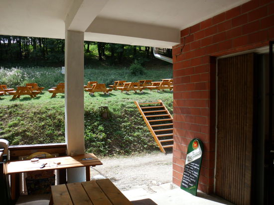 .....und ein Ausflugsziel vieler Schulklassen, wie das Cafe unterhalb des Denkmals mit zahlreichen Bänken beweist. Nachts hell angestrahlt, muß es weit in die Umgebung hinein zu sehen sein. Und ich habe vorher nie davon gehört oder gelesen.......