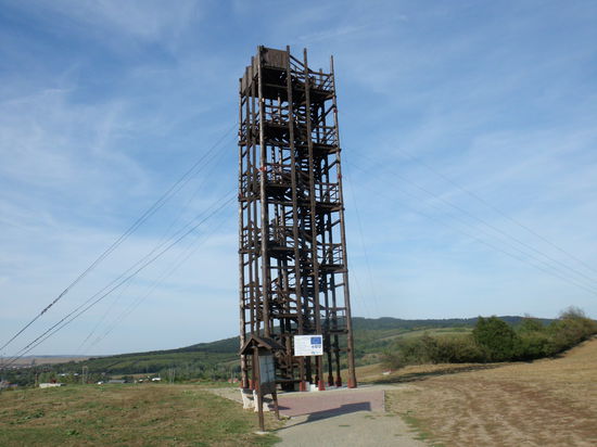 Hier hat die EU einen hölzernen Aussichtsturm spendiert, von dem man weit ins Land blicken kann
