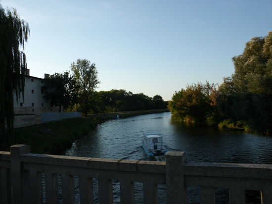 Ankunft unten im Marchtal mit Blick auf den Batuv Kanal.
