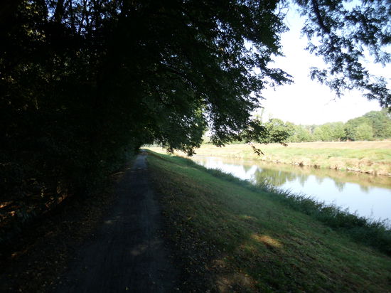 Schatten auf dem Radweg ist gefragt, den finde ich auf dem Leinpfad des Batuvkanals für einige Kilometer