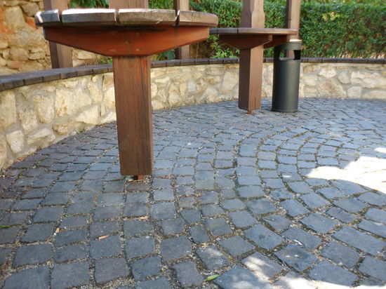 ......bei dessen Genuß mir der Kopf auf den Tisch rutscht, aber die Kamera hält meine Blickrichtung noch fest. Dann schlummere ich ein zu einem milden Mittagschlaf.