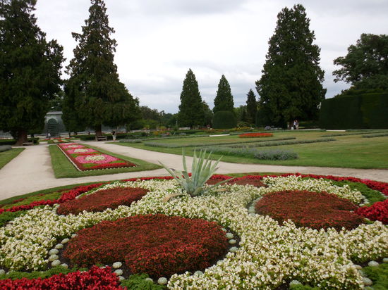 Kilometerweit Schlösser und Gärten! Gut, dass man fast auf allen Wegen radeln darf.
