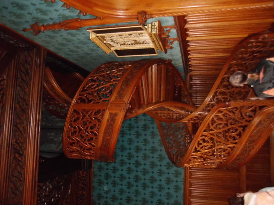 Die größte holzgeschnitzte Wendeltreppe Europas kriege ich nur im Hochformat ins Bild. Das Drehen beim Hochladen klappt leider nicht