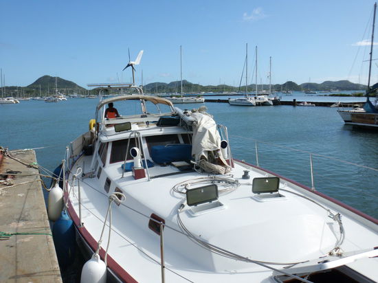 Ohne Mast ist das Boot nur eine Baustelle, auf der wir aber schlafen und leben müssen