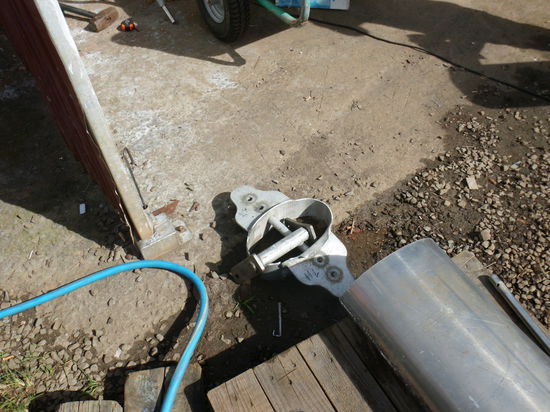 Die rausgeschnittene Bruchstelle mit der Salingbefestigung hat nur noch Schrottwert