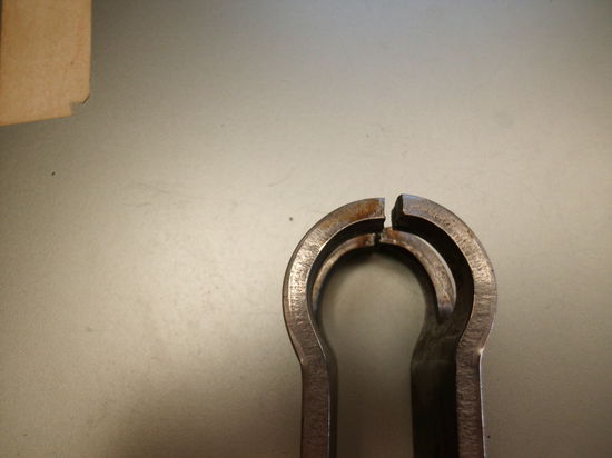 Kleine Ursache, große Wirkung: Diese Halterung am oberen Außenwant war geborsten, da konnte der Oberwant den Mast nicht mehr halten.