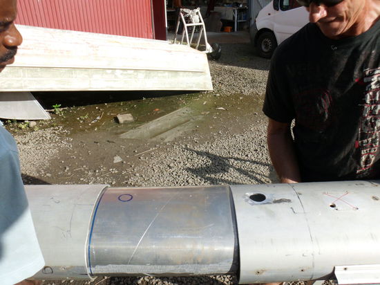 der angezeichnete Ring muß mit dem Loch in Deckung kommen. Ob das klappt ?