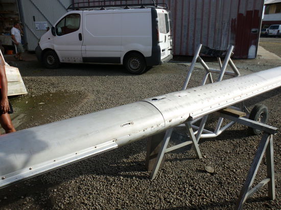 Geschafft ! Aber da fehlt noch ein Profilstück, in dem das Segel geführt werden muß. So ein Profil ist nirgends aufzutreiben. Es bleibt nur, ein Profilstücktück vom Baum abzusägen und hier einzufügen, am Baum muß es ohne gehen......