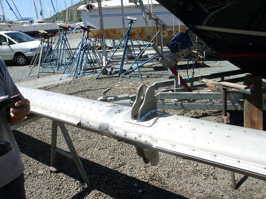 Die Nahtstelle rundum zusammengeschweißt und zusätzlich mit 40 Schrauben gesichert, für die jeweils ein eigenes Gewinde vorgeschnitten wurde, bilden das künftige Mittelstück des Mastes.