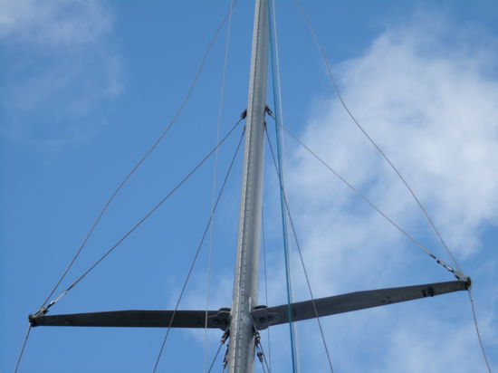 Der Mast steht, aber die Wanten sind teils stramm, teils viel zu lose.