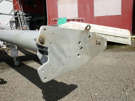  Aber der Mast ist oben solide zugeschweißt, innen ist er hohl ohne Innenprofile. Wie soll man da etwa 13 Meter Kabel durchstecken, ohne dass es staucht ?