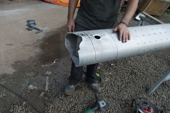 Die Bruchstelle. Hier soll ein maßgeschneidertes Innenrohr reingesteckt, festgeschraubt und zusammengeschweißt werden.