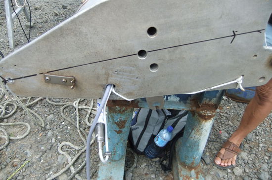 Mit dieser Leine können wir anschließend alle Kabel und Leinen in den Mast verlegen. Nun sind wir zum Mastsetzen vorbereitet - nur der Rigger muß noch die neuen Wanten bringen.