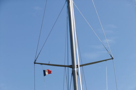 Zu unserer Freude lassen sich die Wanten anschließend spannen und sogar alle anderen Wanten und die Saling kommen auf die richtige Spannung.