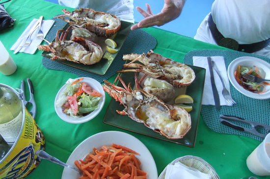 Es wird auch reichlich aufgetischt, für jeden zwei halbe Lobster mit raffinierten Gewürzen, Salaten und Wein, sogar noch zwei weitere halbe Lobster für die ganz Hungrigen. Die Qualität stimmt, wir greifen reichlich zu, mit Besteck und Händen und Fingern.