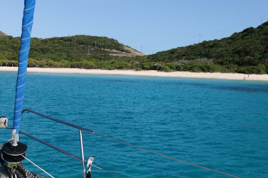 Wir sind allein, wir haben in dieser überlaufenen Region sogar eine Privatbucht für uns allein gefunden ! 
Die Gelegenheit zum  stundenlangen Baden nutzen wir ausgiebig. So schön ist es hier, dass wir hier auch übernachten wollen. 
Sigi ist zufrieden, kann er doch sein Fieber weiter auskurieren. 
Wolfgang und ich schwimmen mal an den menschenleeren Sandstrand und staunen dort nur, wie breit der ist, da muß es doch auch mal höhere Wasserstände geben, die eigentlich nur durch Brandung entstehen können.