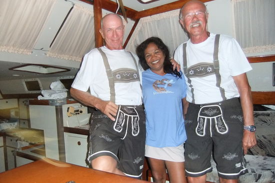 Da fallen Wolfgang und Sigi in ihren krachledernen Imitaten nur noch gelegentlich auf! 
Aber sie dürfen laufend abgelichtet werden!