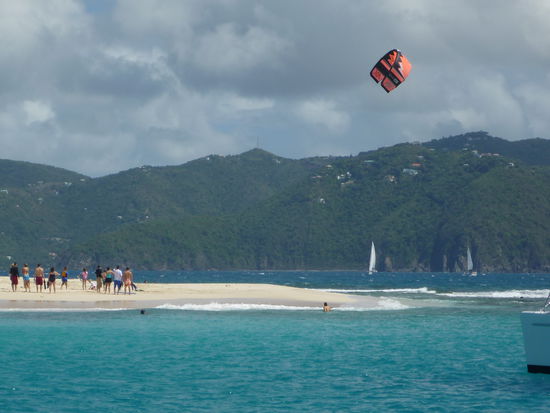 Eine Sandbank mit einem einzigen Baum drauf, wie in einer Karikatur für Inselwitze. Nur wegen Schwells zum Übernachten nicht geeignet