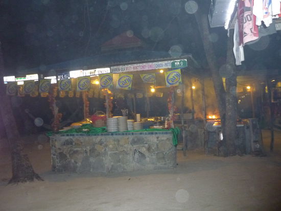 Monika kennt alles noch nicht, also müssen wir auch noch zu Foxys. 
Das ist eine Kneipe auf Jost van Dyke Island in äußersten Nordwesten. Genau: Foxys Tamarind Bar and Beach Restaurant. Foxy hat sein Lokal zu einem Mekka der Yachties werden lassen und darüber hinaus die British Virgin Islands weltweit als Touristenparadies bekannt gemacht. 
Mit Songs zur Gitarre, in denen er teils sogar die Yankies beschimpft, die ihm aber begeistert zuklatschten, ist er durch die Staaten als gefeierter Star getingelt und hat ein Vermögen damit gemacht.