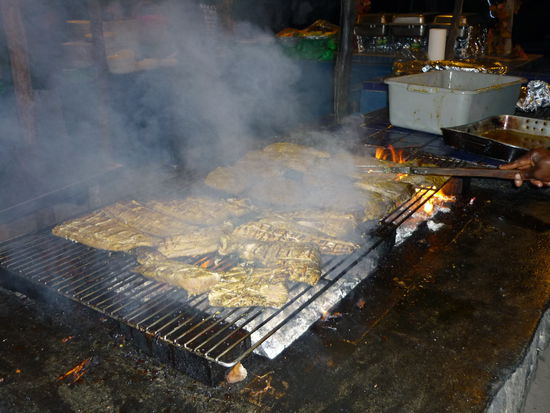 Spareribs am offenen Feuer geröstet oder verbrannt als Fingerfood für 20 US $ in Selbstbedienung, dazu Live music mit Stereounterstützung, da hört man das Schmatzen beim Fressen nicht so.