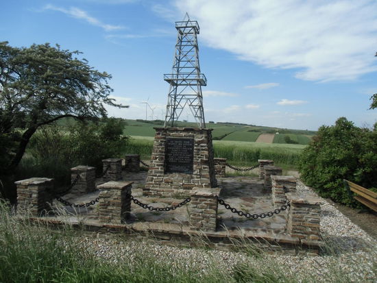 Öl im Weinviertel ? Erdölpumpen sieht man hier schon mal in der Landschaft, aber dieses hier ist ein Denkmal für eine der ersten Erdölbohrungen in Europa überhaupt.