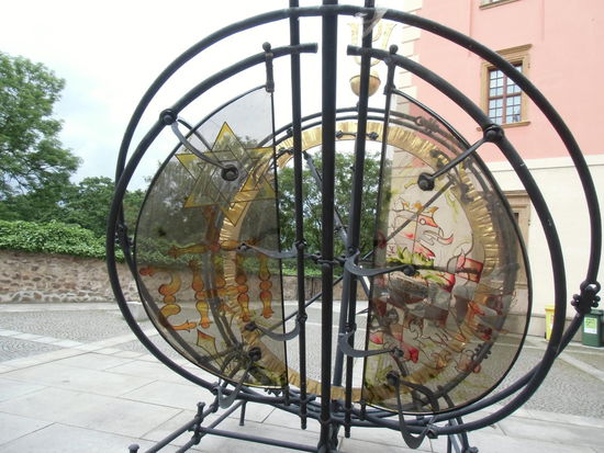 Eine Sonnenuhr, sehr kunstvoll designt, nur ohne Sonnenschein kann ich nicht einmal erkennen, wo Süden sein müsste.