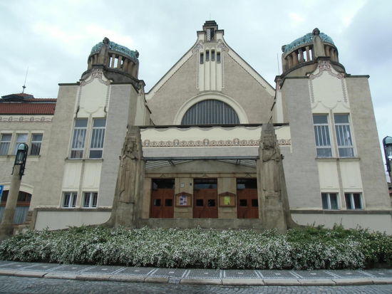 Das Theater auch im Jugendstil erbaut und noch heute als Theater genutzt, Sonntag mittag aber auch geschlossen